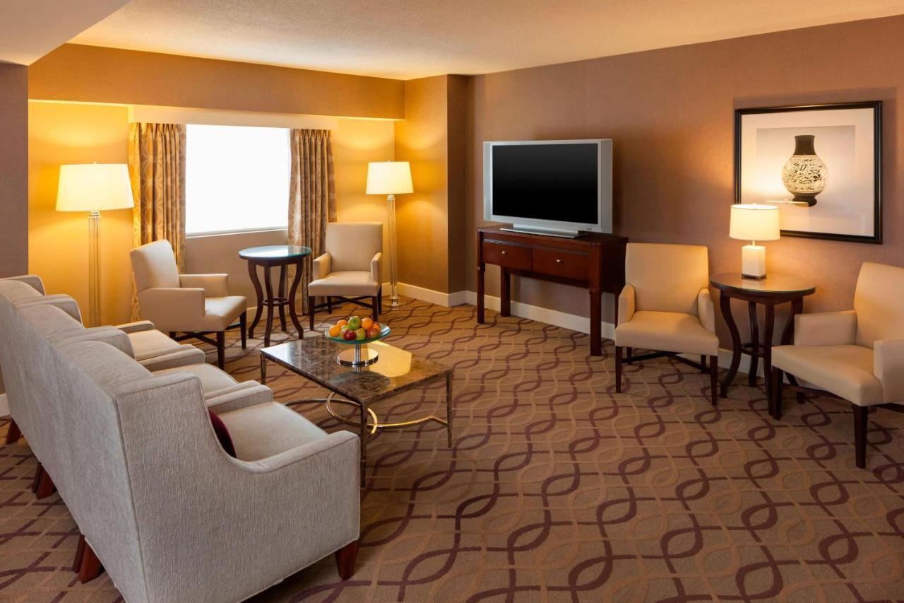 Sheraton Hotel Metairie New Orleans Exterior photo